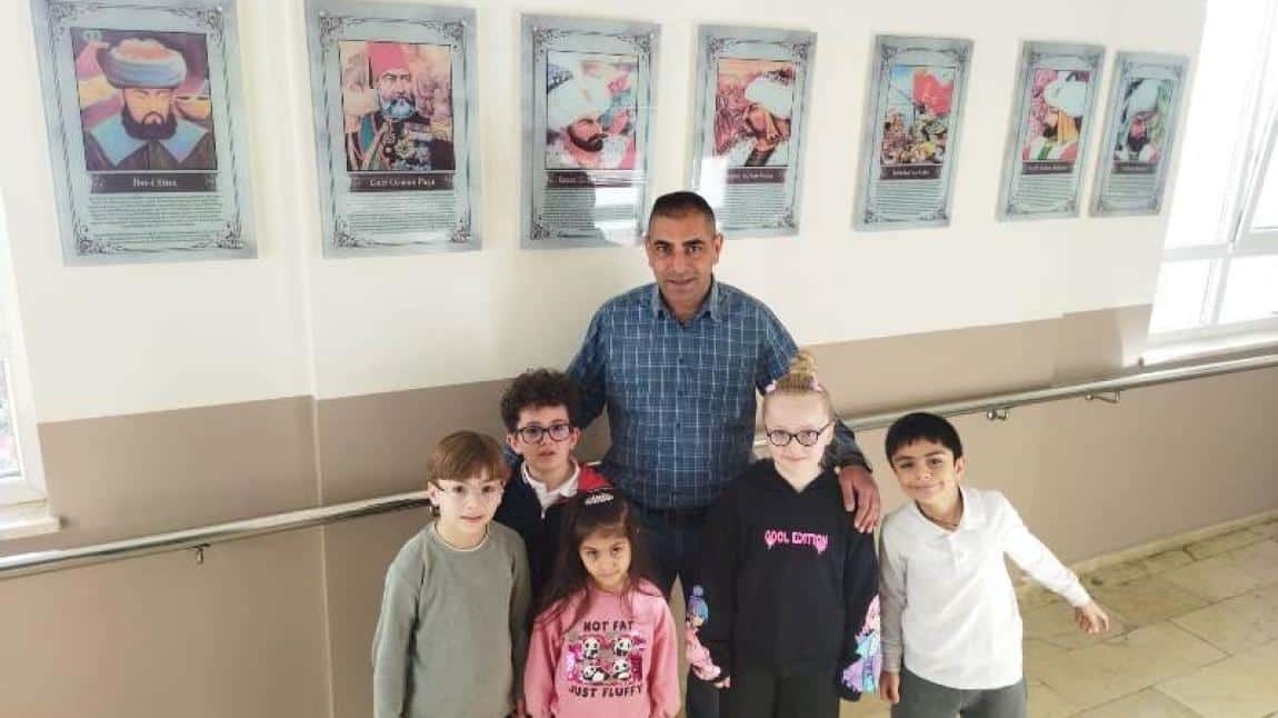 Keçiören Şehit Fatih Erdoğan İlkokulu Koridorlarına Türk Büyüklerinin Görsellerinin Yerleştirilmesi.