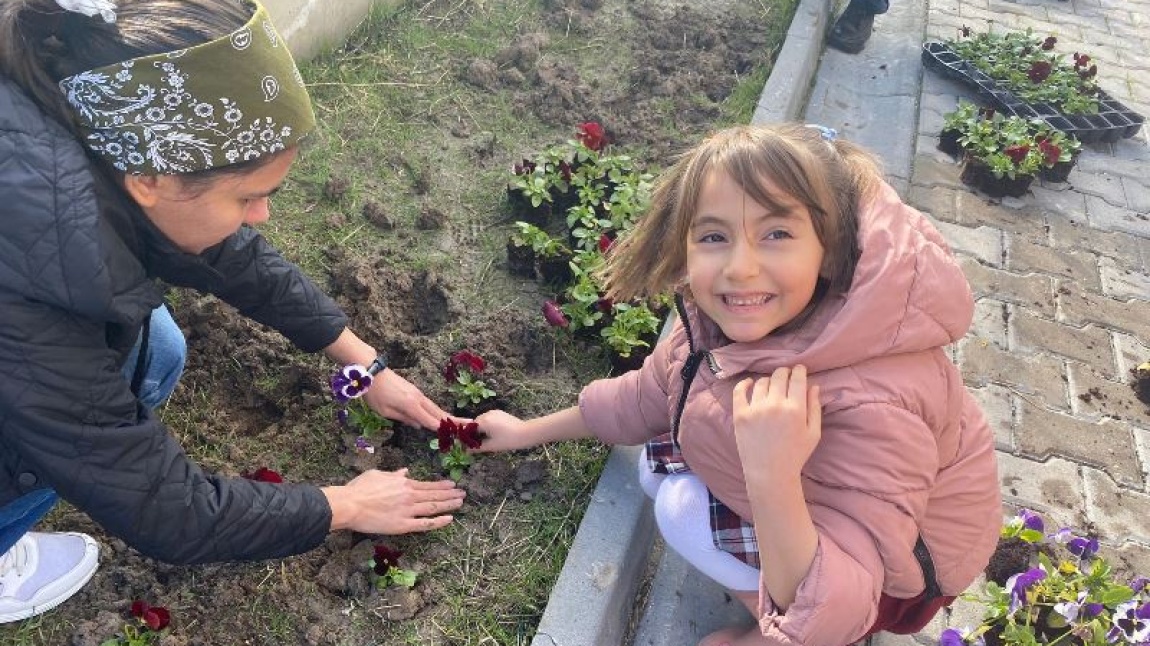 Keçiören Şehit Fatih Erdoğan İlkokulu Bahçesi Çiçeklerle Bezendi.