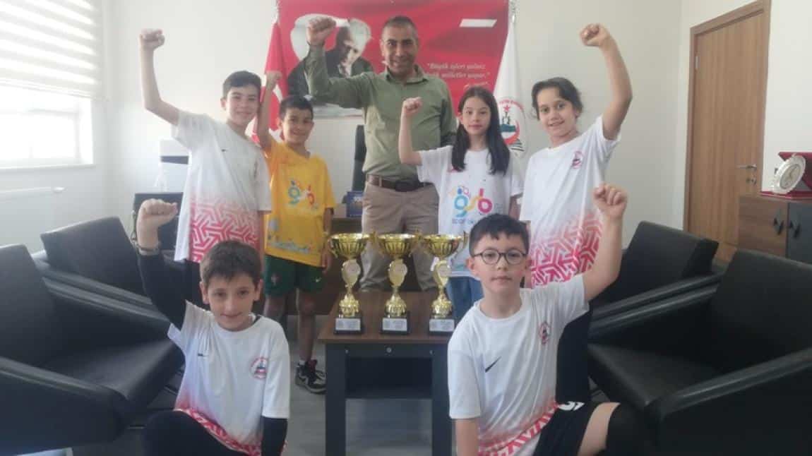 Keçiören Futbol Turnuvası'nda Üç Tane Birincilik Kupası Ödülüyle Taçlandık.